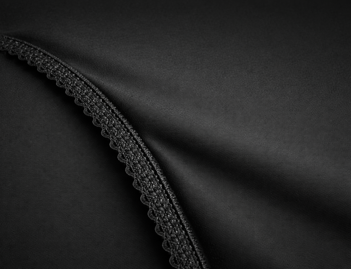 Gros plan sur la dentelle et les coutures d’une culotte menstruelle MOOPRA