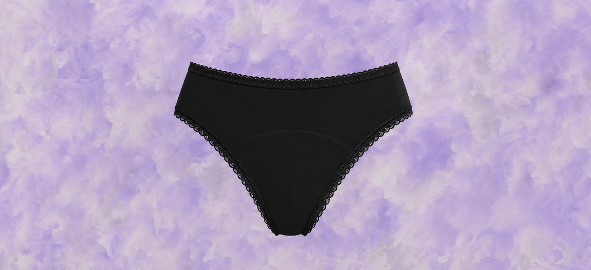 Culotte menstruelle EMMA en dentelle noire MOOPRA, vue de face sur fond violet